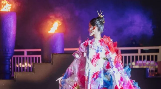 【タイ舞踊付きディナー】5つ星アナンタラリバーサイドホテル内「リバーサイドテラス」｜古典舞踊を鑑賞しながらインターナショナル BBQ & シーフードビュッフェ（ソフトドリンク飲み放題）｜ミールクーポン