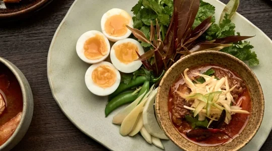 タイ料理｜コモ メトロポリタン内「ナーム」で味わう至福のモダン｜9年連続ミシュラン星獲得！｜ミールクーポン