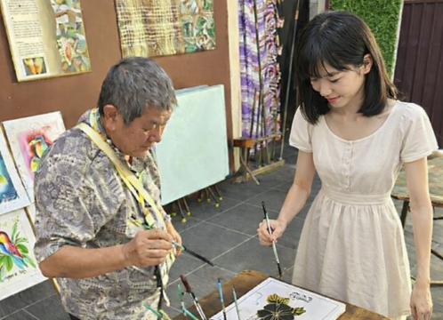 女性バティック染め