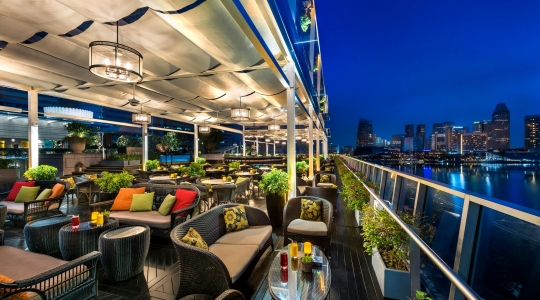 フラトンベイホテルのルーフトップバー_ランタン（Lantern）