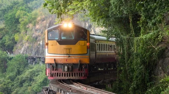 カンチャナブリ泰緬鉄道の旅「戦場にかける橋」をスピードボートと鉄道乗車で巡るツアー 第二次世界大戦博物館見学付き
