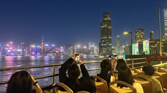 香港名物体験！2階建てオープントップバスで夜の街を爽快ドライブ！