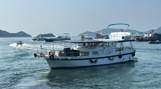 観塘公共埠頭から出航