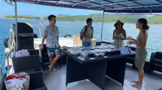 夏の風物詩を満喫！香港流イカ釣り夜船＜イカ実食／ソフトドリンク付き／日本語ガイド付き＞