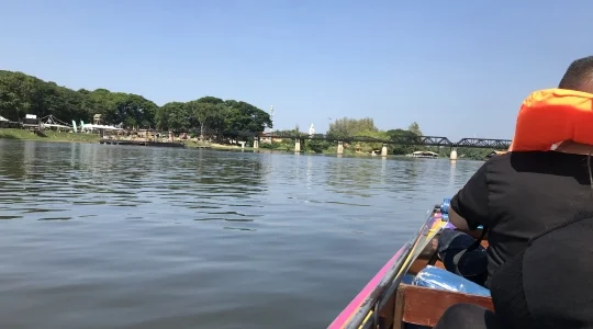 スピードボート