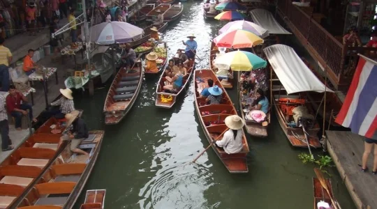 ダムヌンサドゥアック水上マーケット + メークロン線路市場 + アンパワー水上市場蛍ナイトクルーズ