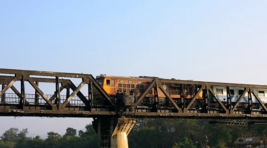 カンチャナブリ泰緬鉄道の旅「戦場にかける橋」をスピードボートと鉄道乗車で巡るツアー 第二次世界大戦博物館見学付き