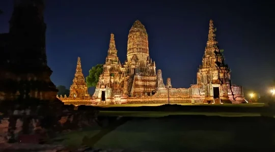 世界遺産アユタヤ半日観光 + 感動の遺跡ライトアップ鑑賞