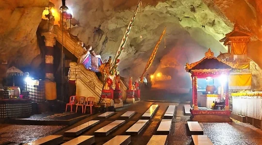 巨大洞窟の中にあるギリ・プットリィ寺院