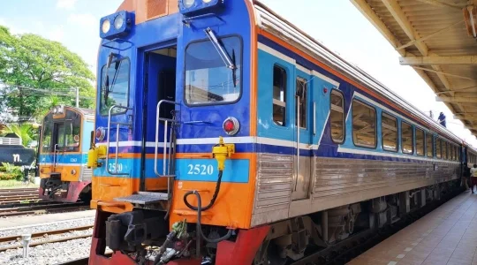 【ピサヌローク＆スコータイ】タイ国鉄・スペシャル エクスプレス ディーゼルカーで行く！タイで最も美しい仏像と世界遺産遺跡群を巡る 1泊2日