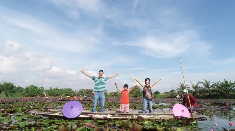 RED LOTUS FLOATING MARKET