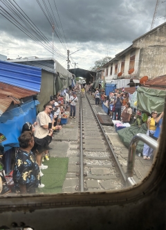 メークロン市場での列車内からの光景