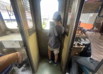 走る電車の運転席からも撮影OKでした
