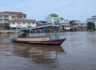 この船で渡りマーケットへ行き、レンタルサイクルへ。地元の方だけでした。TBH5