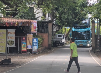 無理やり通るバス（笑）