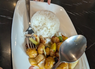 駅横でランチ。めちゃくちゃ美味しい！トイレもきれいでエアコンあり。