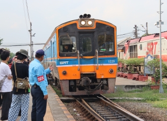 バンコクとアユタヤの往復は列車で。