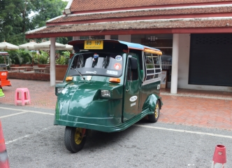 このトゥクトゥクで遺跡を回ります。