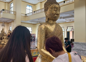 たまごのお寺で金箔貼り付け中😊