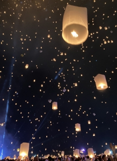 一斉にランタンが上がる様子は感動的でした。隣でプロポーズしているカップルもいて、とてもロマンチックでした！