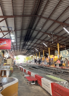 駅でおいしいごはんも食べられます