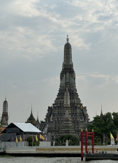 ワットアルン、民族衣装も着れて大満足です！