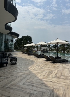 部屋決めゲームをしていたプールサイドです