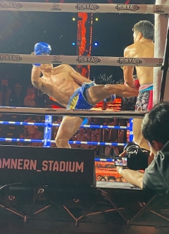 目の前でのキックです。