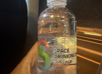 配られた水
