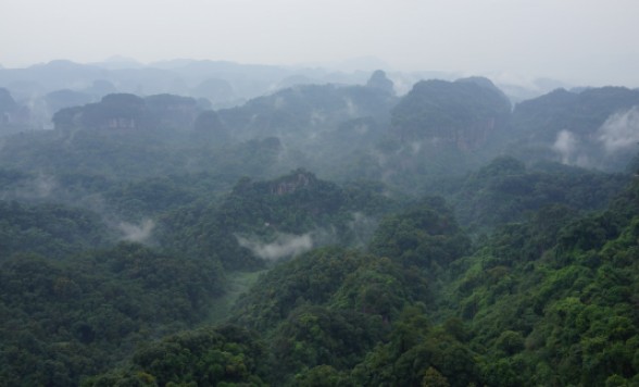 自然の造形美を味わう旅、世界自然遺産・丹霞山1泊2日＜高速鉄道/食事付き/選べるホテルクラス/日本語ガイド＞