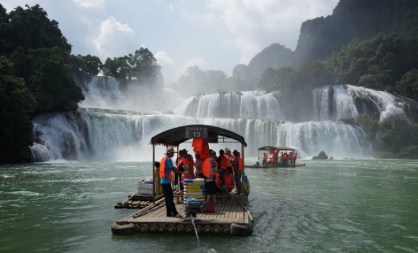 世界文化遺産「花山岩絵」とアジア最大級の滝・徳天瀑布を訪れる、南寧周辺2泊3日＜高速鉄道/全食事付き/日本語ガイド＞