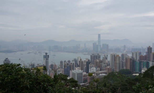 香港を代表する観光地 ビクトリアピークに登る、香港の自然と摩天楼を見下ろすハイキングツアー＜午後/高速鉄道/軽食付き/日本語ガイド＞