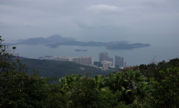 香港を代表する観光地 ビクトリアピークに登る、香港の自然と摩天楼を見下ろすハイキングツアー＜午後/高速鉄道/軽食付き/日本語ガイド＞