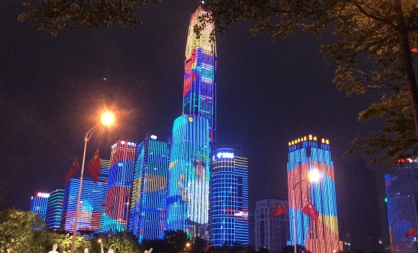 眼前に広がる大迫力の深センLEDライトショーと高級上海料理の夕食を楽しむツアー＜夕方/地下鉄移動/夕食付き/日本語ガイド＞