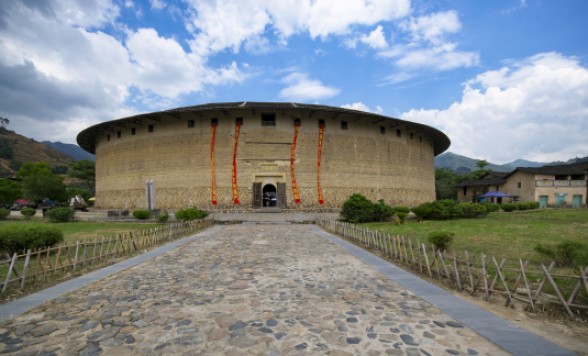 フォトジェニックな巨大集合住宅、世界文化遺産・福建土楼日帰りツアー ＜終日/高速鉄道/軽食付き/日本語ガイド＞