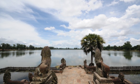 スラスラン・バンテアイクデイ + タプロム・タケウ　半日観光＜午前発/小回りコース＞