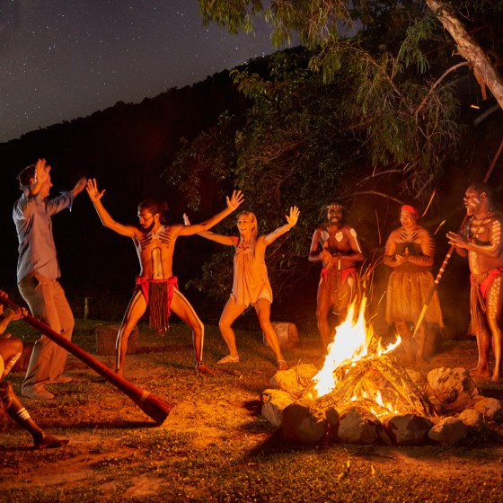 オーストラリア 予約 アボリジニ ダンスショー ディナー 日本語ガイド アボリジニ 文化体験 ファイヤーショー