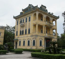 移築された楼閣や歴史的建造物を移した公園「立園」へ