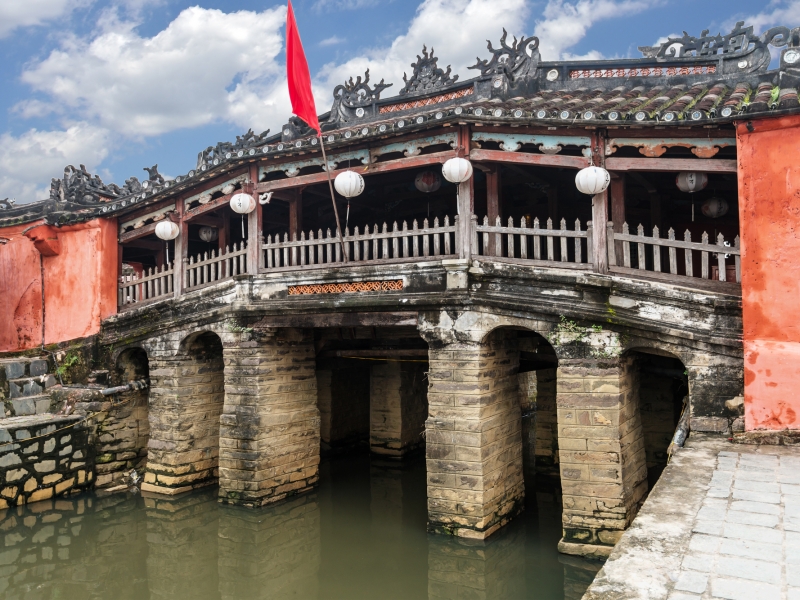 ホイアン料理のランチ、午後はホイアン観光（日本橋、フ－ンフンの家、海のシルクロード博物館、福建会館、シクロ乗車体験など約3時間）。