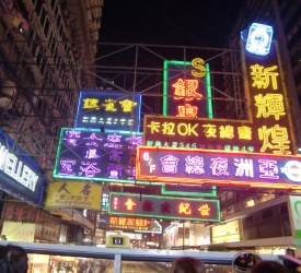 香港名物ネオンの看板とのベストショットを！