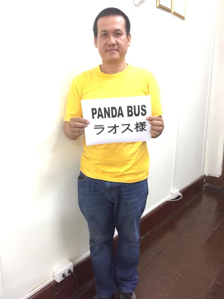 日本語ガイドが、お客様のお名前を書いたボードに掲げ、指定場所お迎えに上がります。