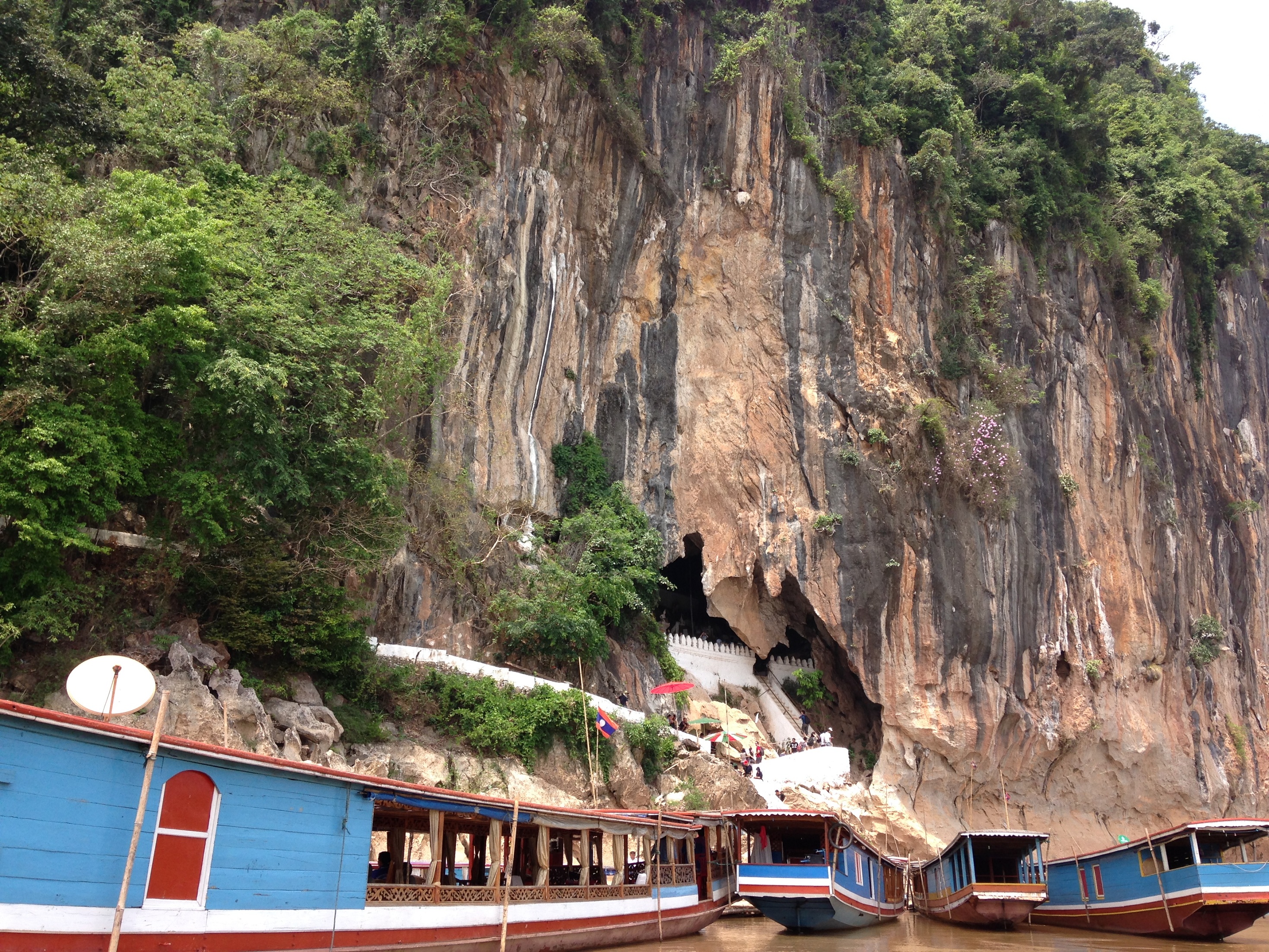 メコン川クルーズ バンサンハイ村、パクウー洞窟に立ち寄り