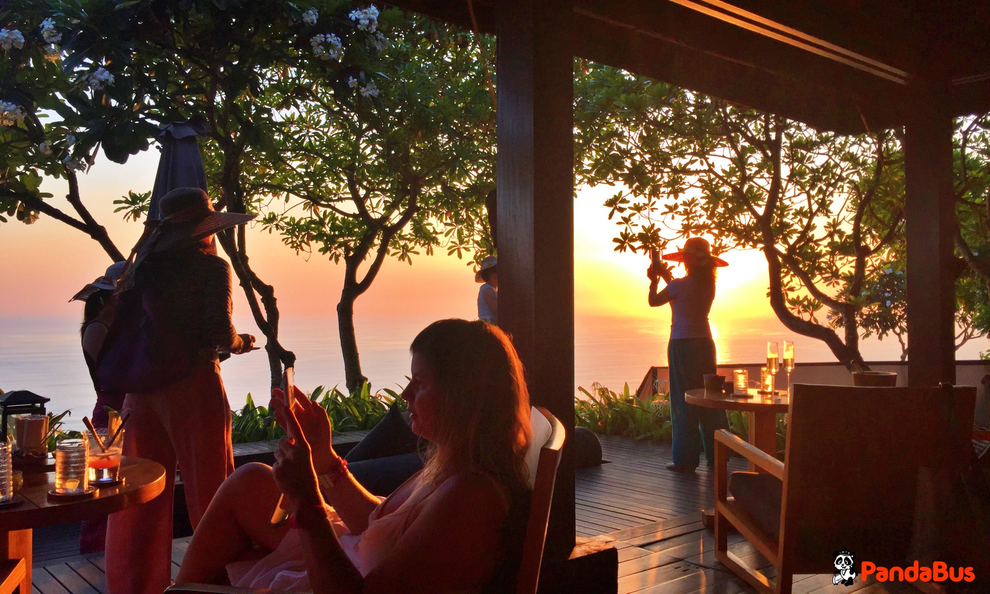 ブルガリリゾート到着。 「THE BAR-ザ・バー」にてアフタヌーンティ