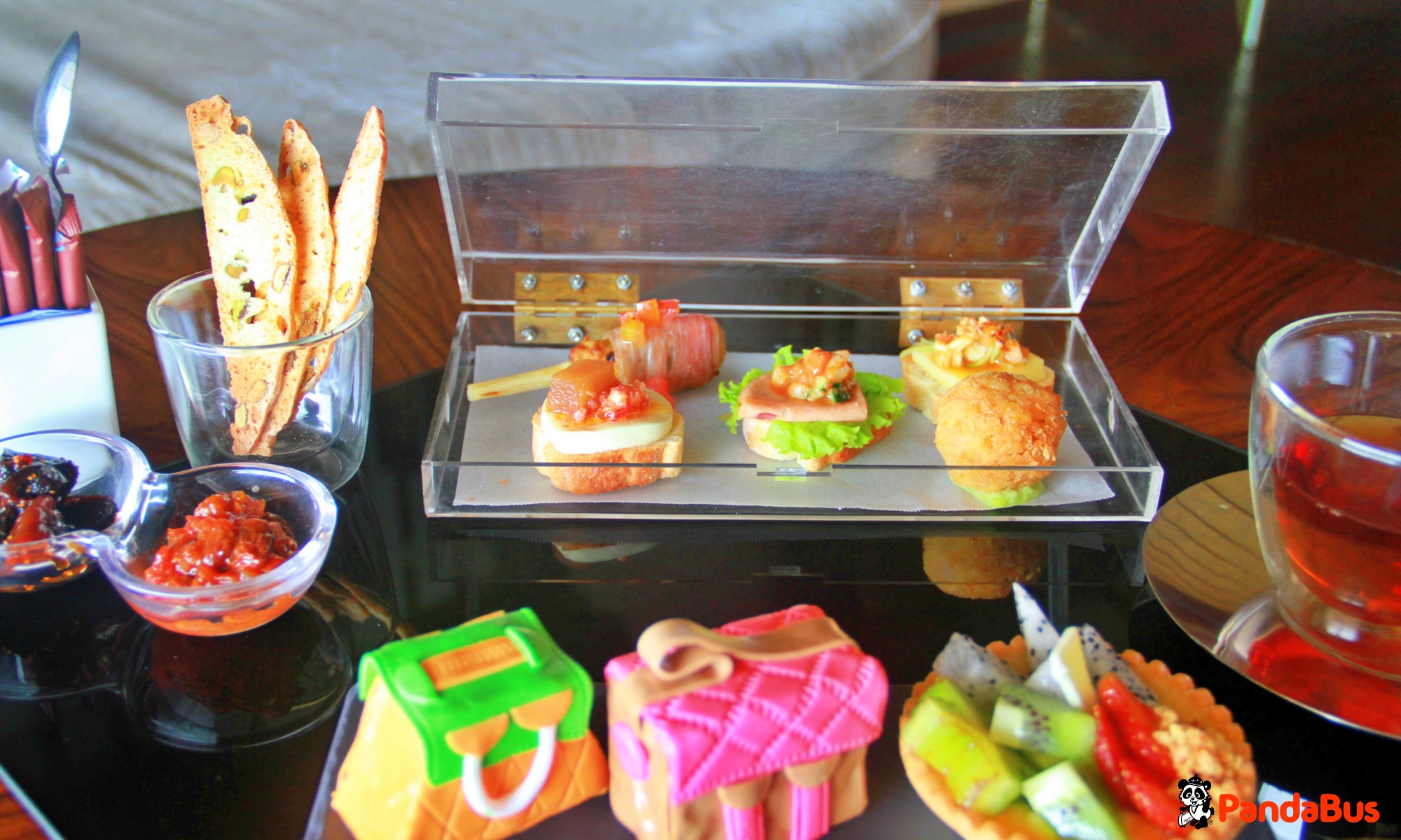 アフタヌーンティのあとは夕日の時間までゆっくりお過ごしください。 ホテル内プールもご利用頂けます。(シャワー、タオル付き)	※アフタヌーンティー後、夕日の時間まで待たずにホテルお戻りも可能です。