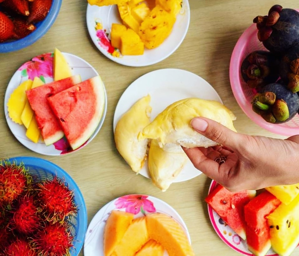 ドリアン、マンゴスチン、ランブータンなどのオーガニックフルーツのビュッフェランチ