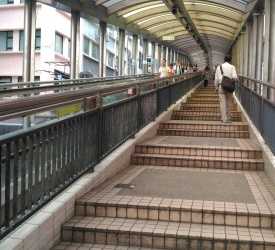 ミッドレベルエスカレーター（世界一長いエスカレーター）へご案内。