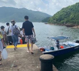 井頭村到着 船乗り場へ移動後、ボートにて浮島へ