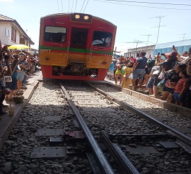 列車に乗車   メークロン駅 に向けて出発！