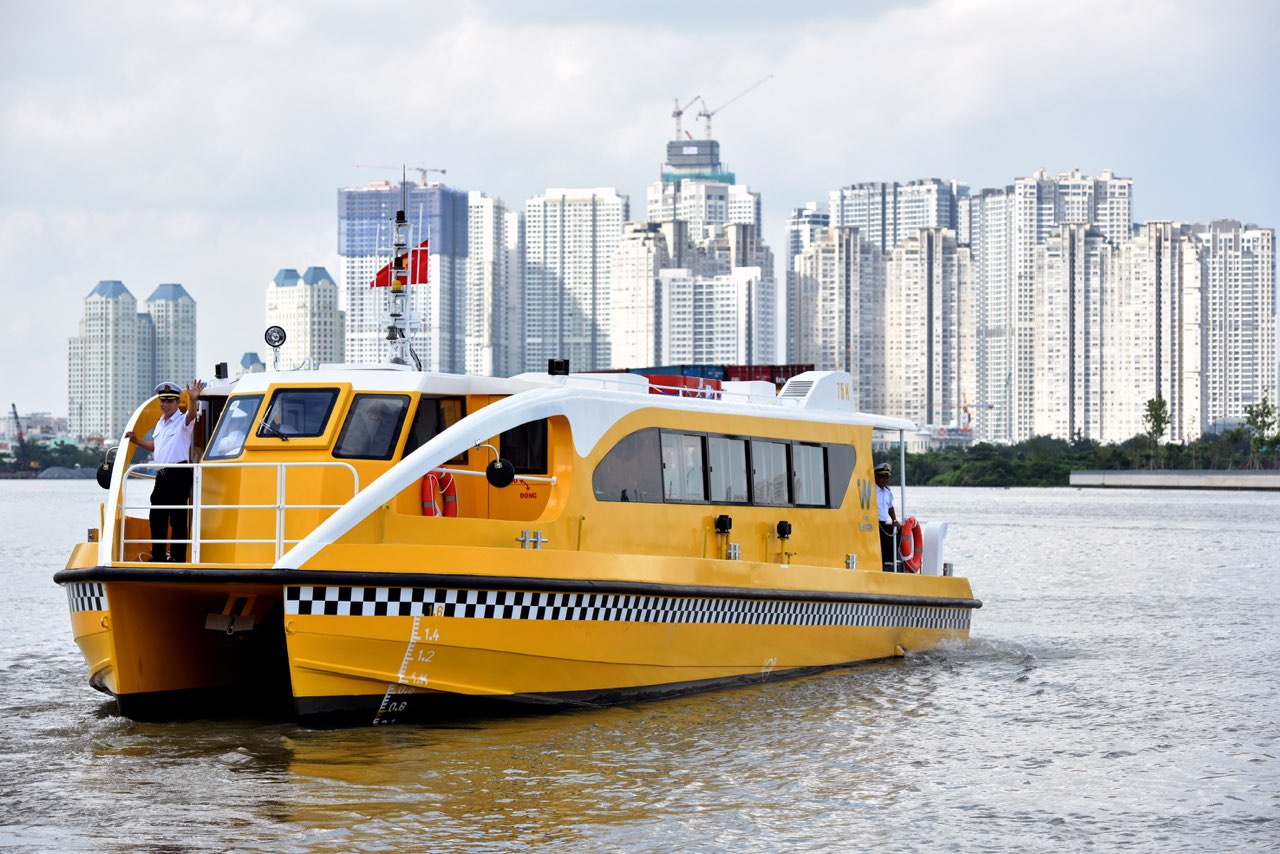 サイゴン川を走る水上バス乗船