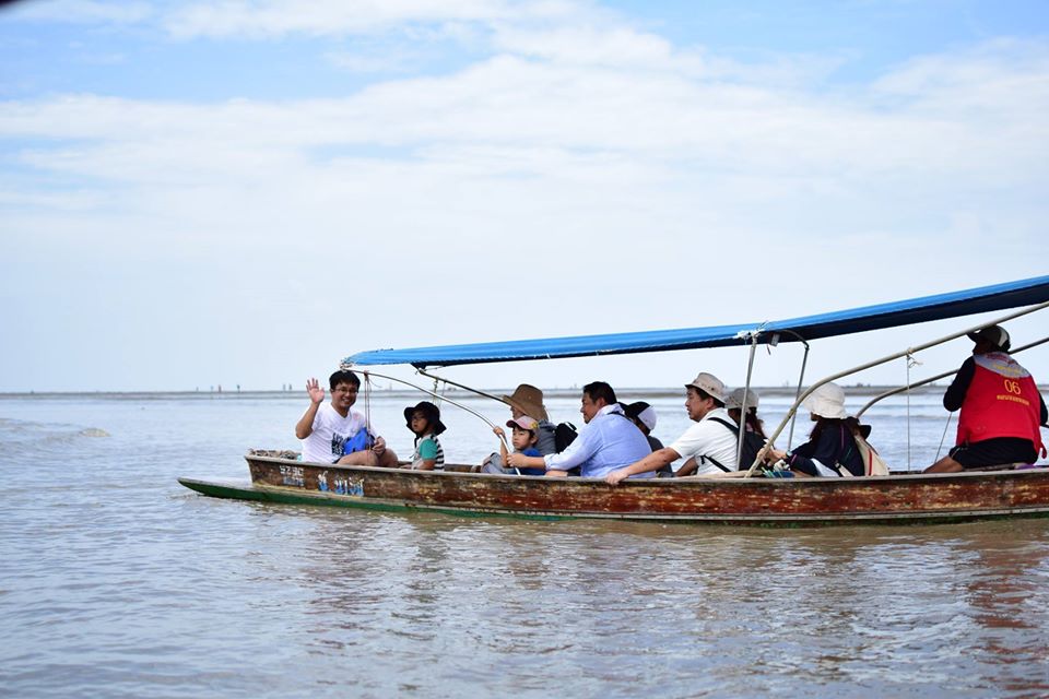 ドンホイロートに到着。エンジンボートで潮干狩りポイントへ